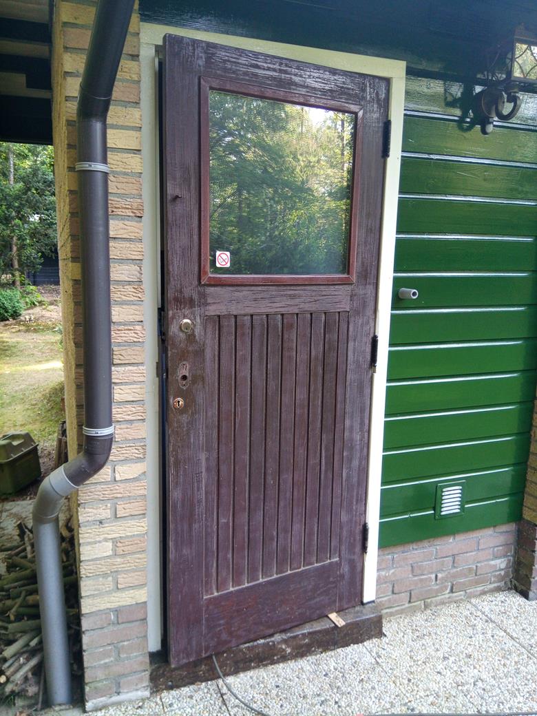 Deur van berghok geschuurd